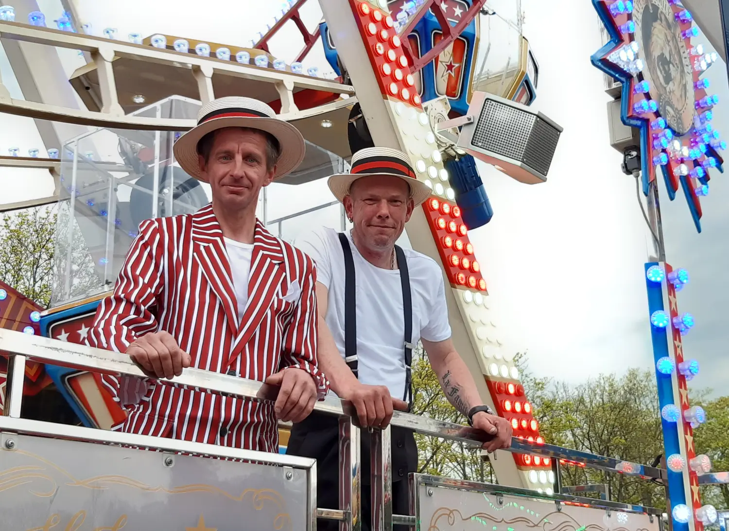 Schaustellerbetrieb Kurt Meisel Junior - 2 Männer stehen beim Riesenrad